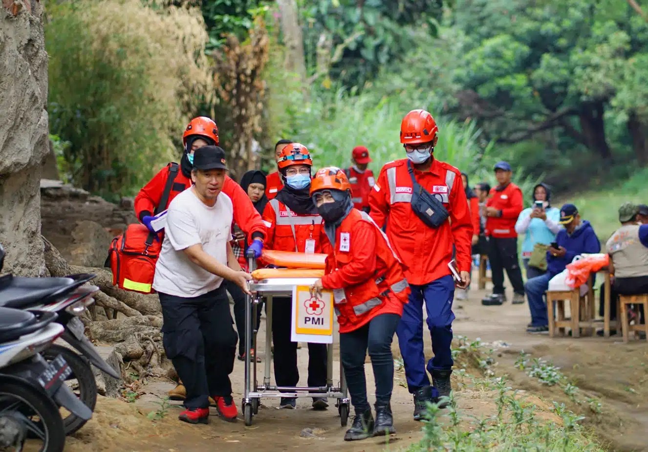 first-aid-diklat-PMI-PMR-KSR-relawan-pertolongan-bencana-tarogong-korps-Red-Cross-Indonesia-website-by-WINSON-MEDIA-TEKNOLOGI-WEBCLOUDHOSTER-jasawebtarogong-.com-baliwebservices.com